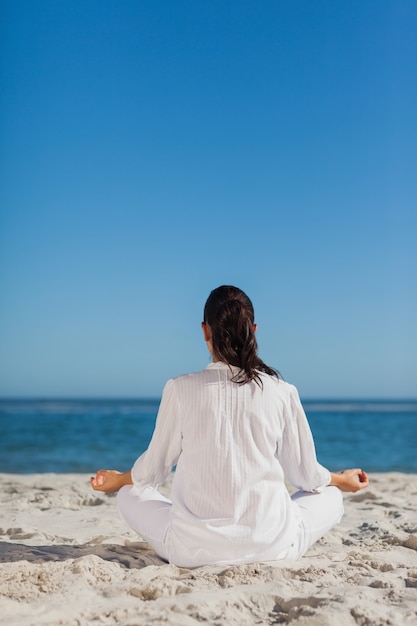 Mujer sentada a la cámara haciendo yoga