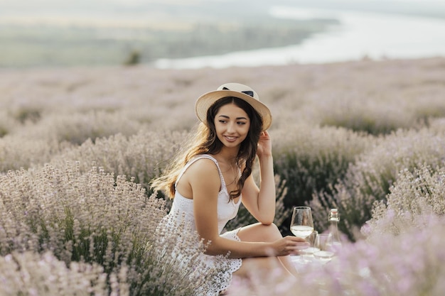 Mujer sentada en un campo de lavanda