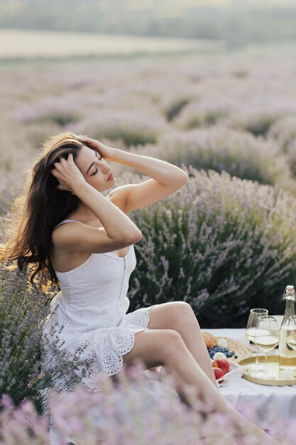 Mujer sentada en un campo de lavanda