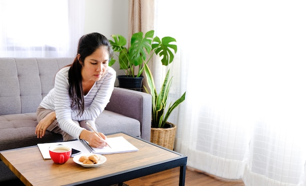 Mujer sentada en casa