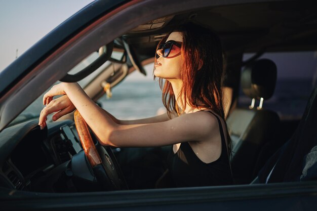 Foto mujer sentada en el coche