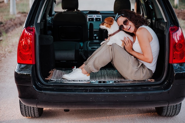 Foto mujer sentada en el coche