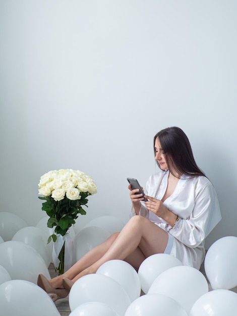 Mujer sentada en decoraciones con globos para fiesta de cumpleaños