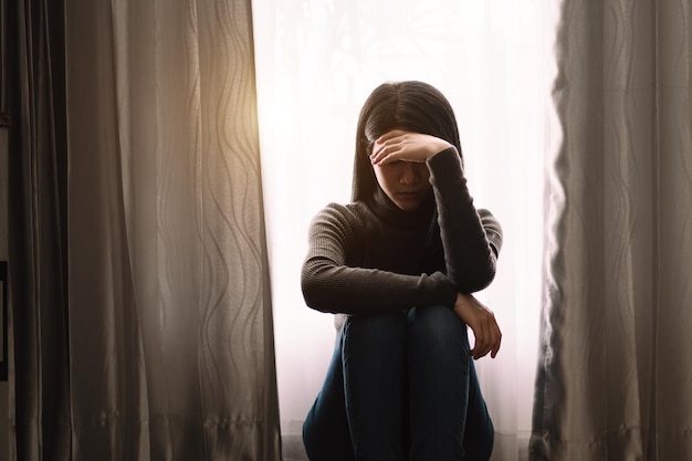Mujer sentada Depresión De pie junto a la ventana y ansiedad