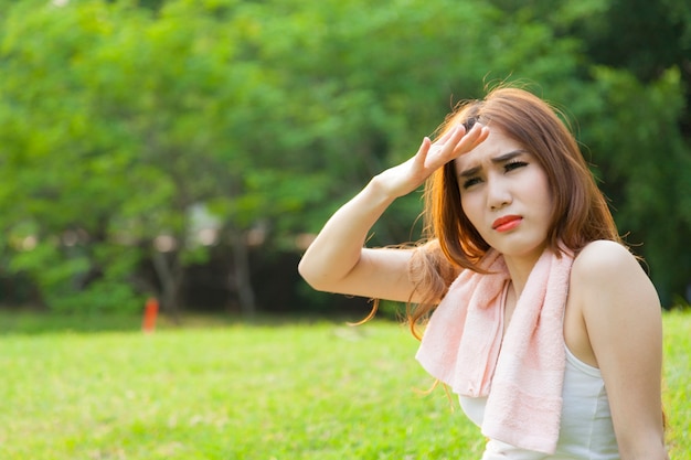 Mujer sentada descanso después del ejercicio