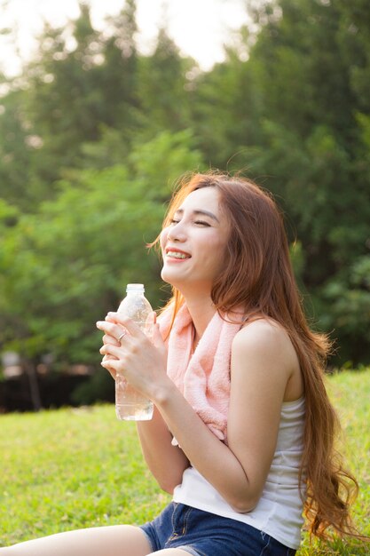 Mujer sentada descanso después del ejercicio