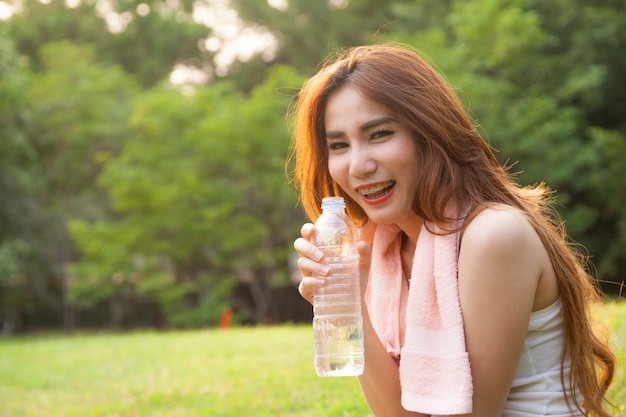 Mujer sentada descanso después del ejercicio