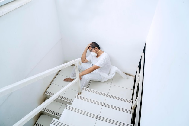 Mujer sentada en la escalera