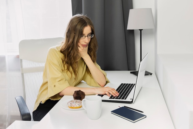 Mujer sentada en un escritorio con laptop