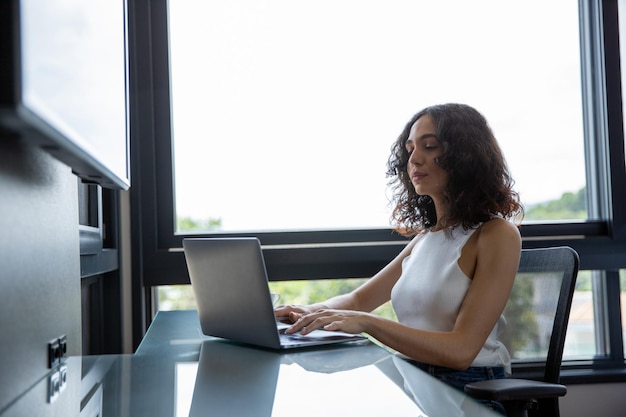 mujer sentada frente a su computadora, mujer trabajando desde la oficina en casa, estudiante y su computadora, pe