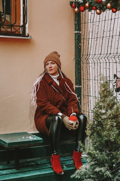 Mujer sentada junto a la Navidad