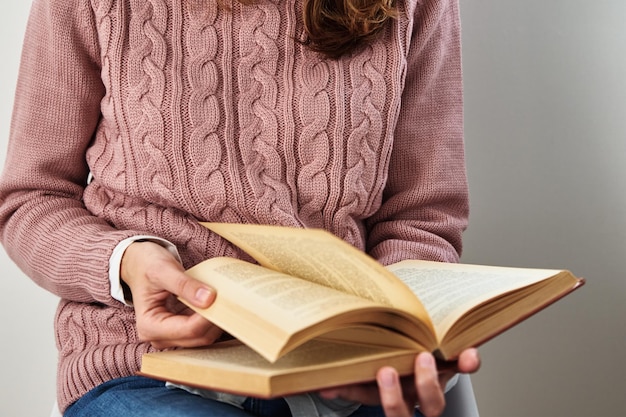 Foto mujer sentada y leyendo un libro concepto relajante