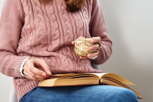 Mujer sentada y leyendo un libro. Concepto relajante