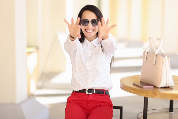 Mujer sentada a la mesa con bolsa