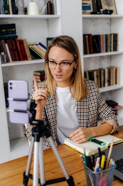 Una mujer sentada a la mesa Foto de archivo