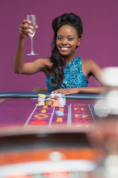 Mujer sentada en una mesa de ruleta