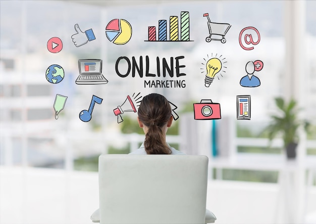 Mujer sentada mirando garabatos de marketing online