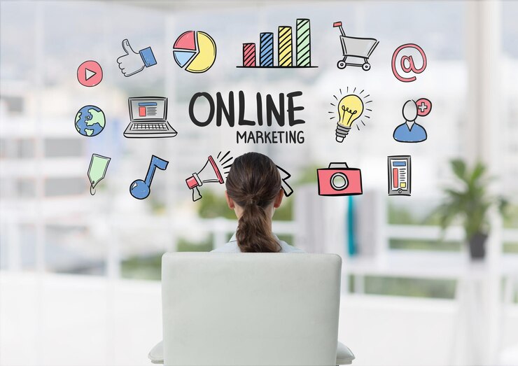 Mujer sentada mirando garabatos de marketing online