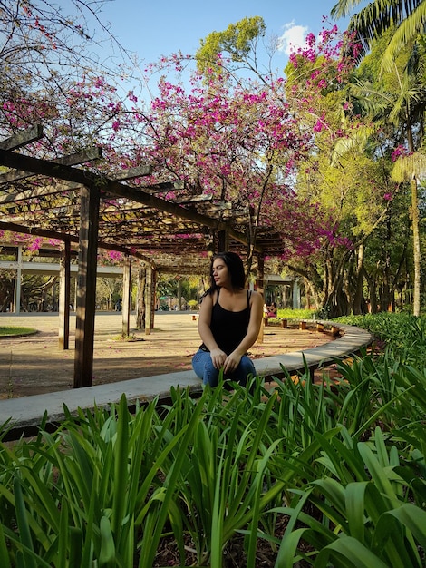 Foto mujer sentada en el parque