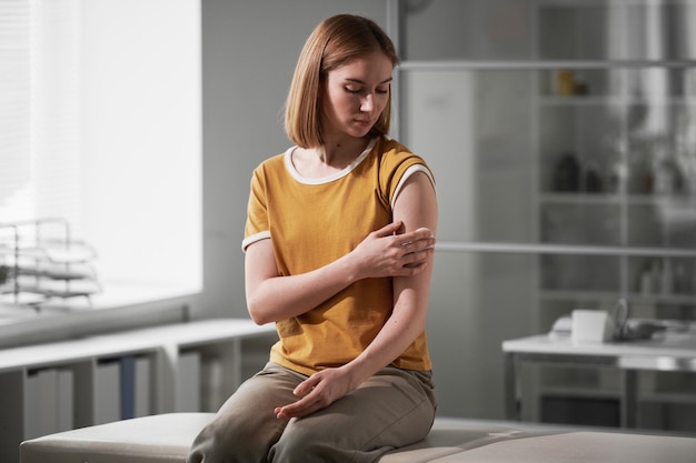 Mujer sentada en la sala de vacunación