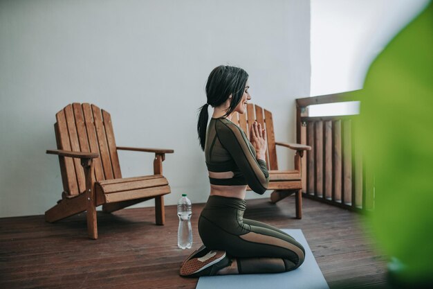 Foto mujer sentada en una silla en casa