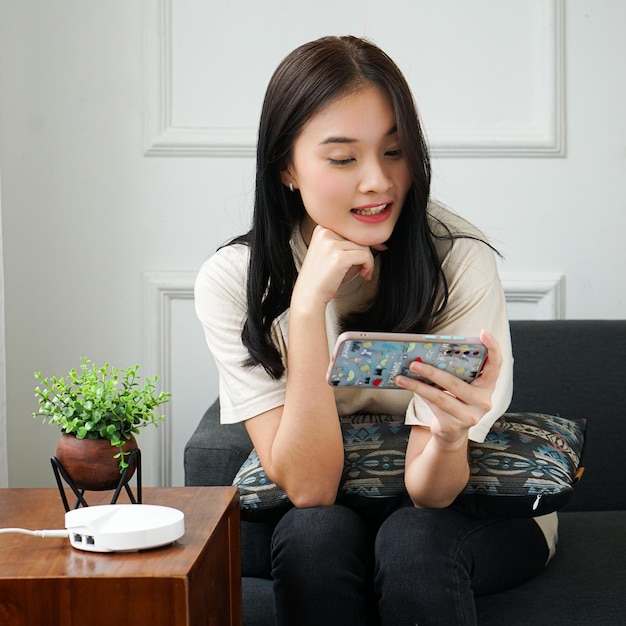 Una mujer sentada en un sofá con un teléfono que dice 'te amo'