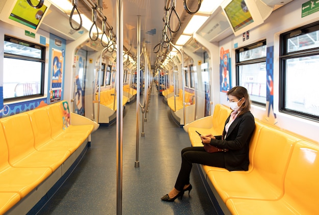 Mujer sentada sola en tren