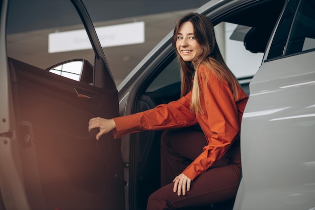 Mujer sentada en su auto nuevo