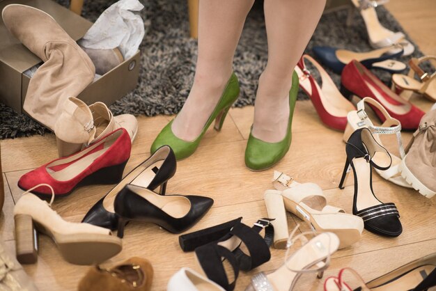 mujer sentada en una tienda de zapatos