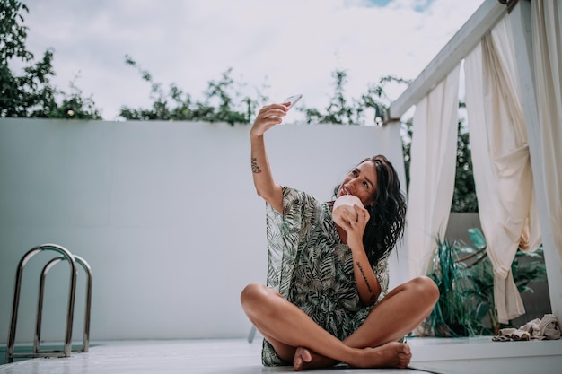 Foto mujer sentada a toda longitud con ropa tradicional