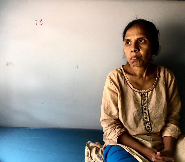 Foto mujer sentada en el tren