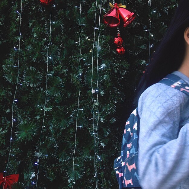 Mujer sentada en el tronco del árbol