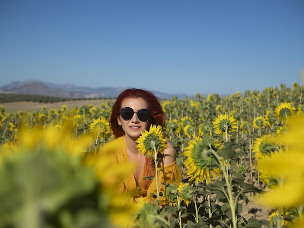 mujer se sentar, en, campo, con, girasoles