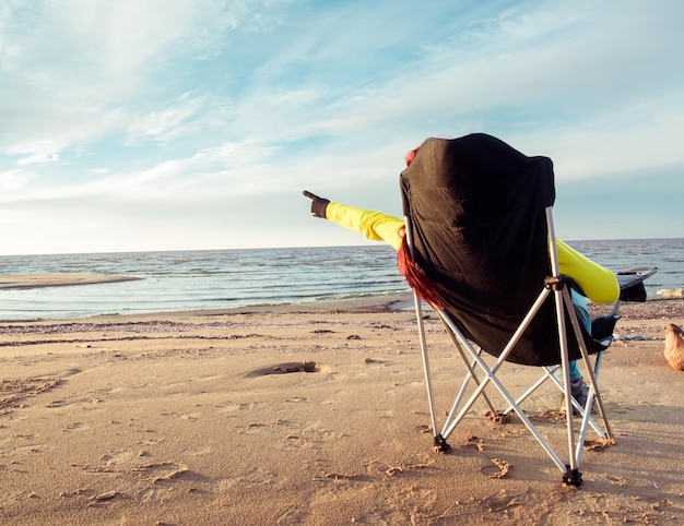 Foto mujer se sentar, en, playa