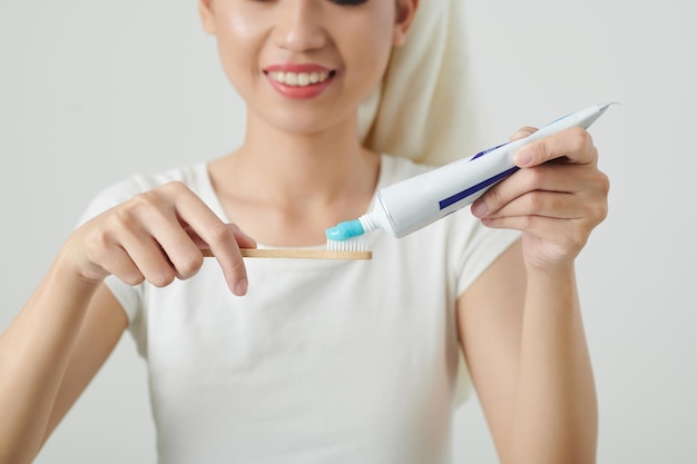 mujer, ser aplicable, pasta dentífrica, en, cepillo