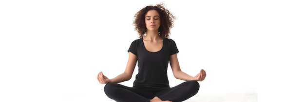 Foto mujer serena practicando la atención plena y la meditación en el interior