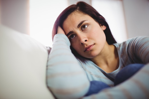 Foto mujer seria en casa