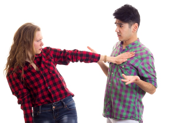 Foto mujer seria joven con hombre guapo joven con cabello oscuro en camisas a cuadros discutiendo