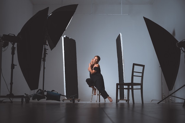 Foto mujer en sesión de fotos profesional en el estudio