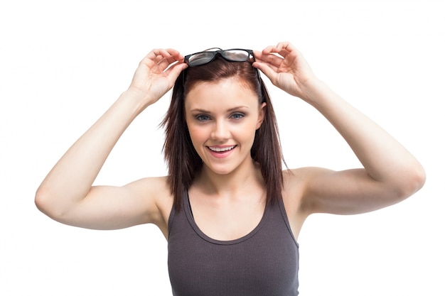 Mujer sexy alegre con gafas posando