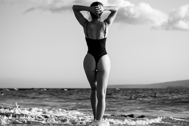 Mujer sexy en bikini en playa tropical hermosa chica latina en traje de baño con espacio de copia vacaciones de verano