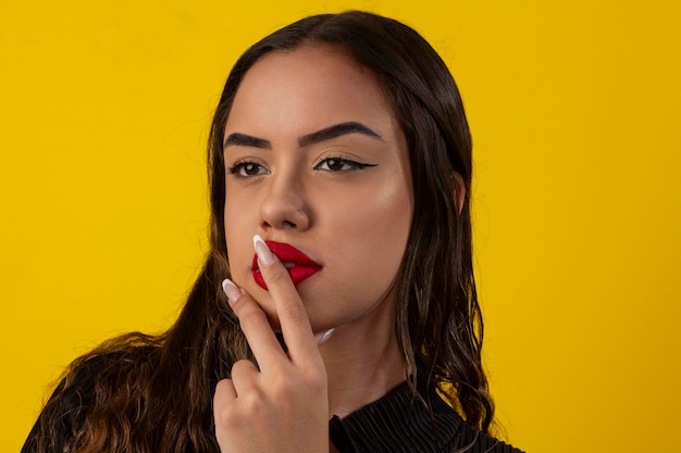 Mujer sexy con el cabello largo y rizado con un traje de textura negra