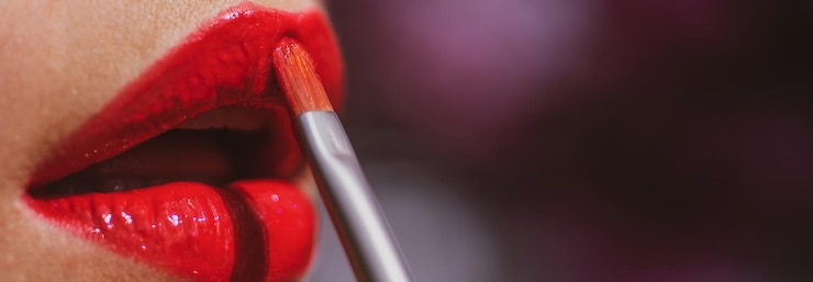 Foto mujer, sexy, labios rojos, aplicar maquillaje, en, labio, seductor, hembra