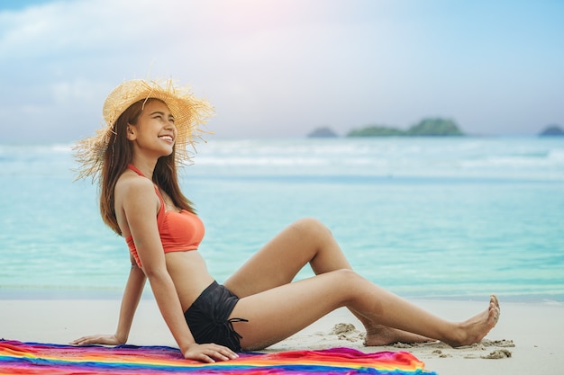 Mujer sexy libertad vacaciones relajarse en la playa disfrutar con luz cálida