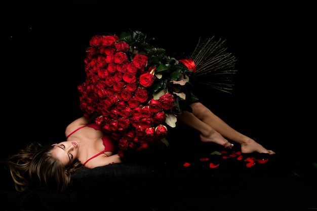 Mujer sexy con ramo de rosas Chica en lencería roja con rosas presente Día de San Valentín