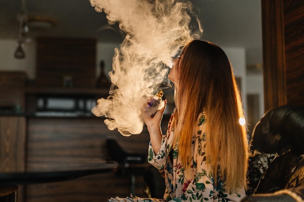 Mujer sexy vapeando cachimba electrónica Vape concepto