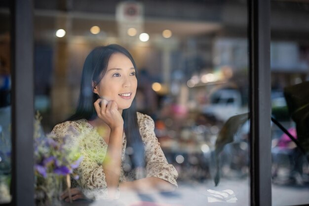 La mujer se sienta dentro del café.