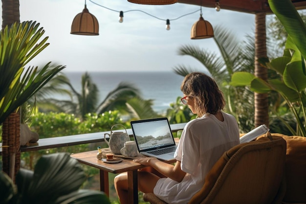 Foto una mujer se sienta en una mesa con una computadora portátil y una taza de café.