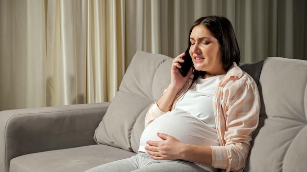 Mujer siente contracciones y pide ayuda a su marido