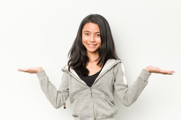 La mujer se siente feliz y segura